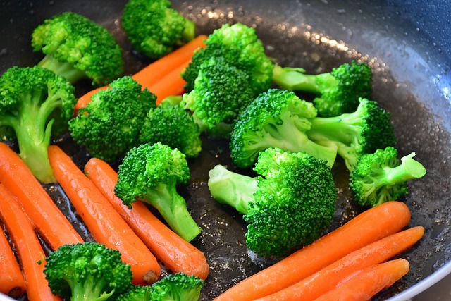 An article from Vegan Gently shares practical strategies for meal planning and grocery shopping that focus on low-processed, nutrient-dense foods. These tips make it easy to create satisfying, healthy meals for any time of day.