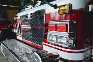 Fire crews responded around 5:30 p.m. after a smoke detector was triggered in the building’s east stairwell. Firefighters quickly brought the flames under control, preventing further spread, but smoke and toxic gases moved throughout the building, impacting all residential floors.